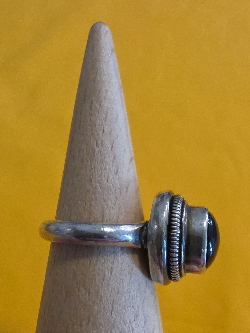 Vintage Silver Ring Featuring a Round Cabochon Garnet Gemstone  AS: 5.75 - Picture 4 of 11